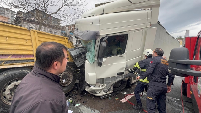 Rize'de arıza yaptığı için park halinde olan tıra başka bir tır çarptı: 1'i ağır 4 yaralı