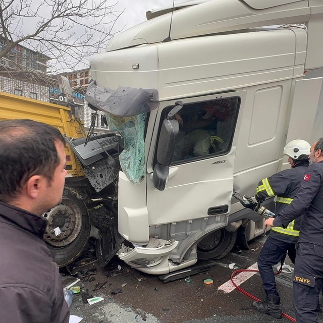 Rize'de arıza yaptığı için park halinde olan tıra başka bir tır çarptı: 1'i...