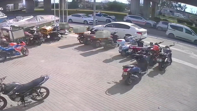 Yayalara yol veren otomobile motosikletle arkadan çarptı: 1 yaralı
Kaza anları güvenlik kamerasına yansıdı