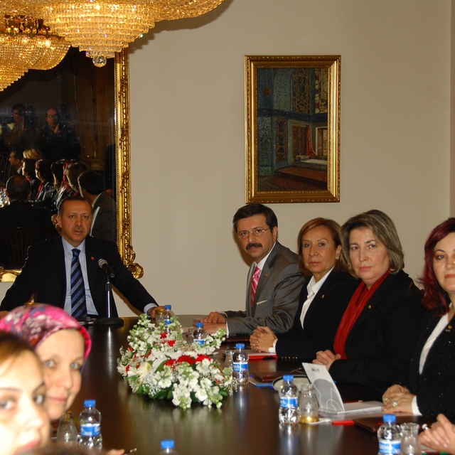 Memurluğu bıraktı, şimdi dünya markalarına gelinlik dikiyor
Çocukluk hayali...