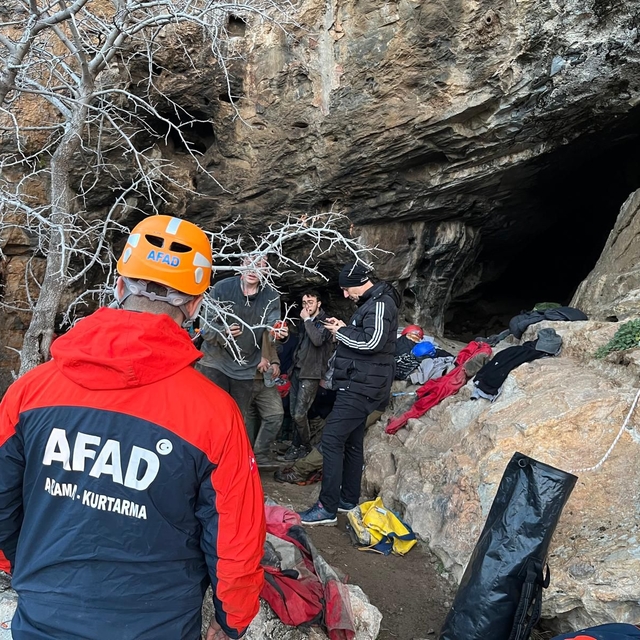 İzmir'de mağaradaki çukura düşen kişi için kurtarma çalışması başlatıldı