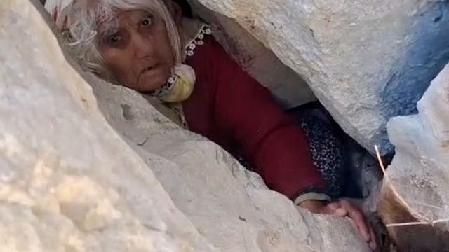 Hayvan otlatmaya çıkıp kayboldu, kayalıklardaki yarığa düşüp halde bulundu