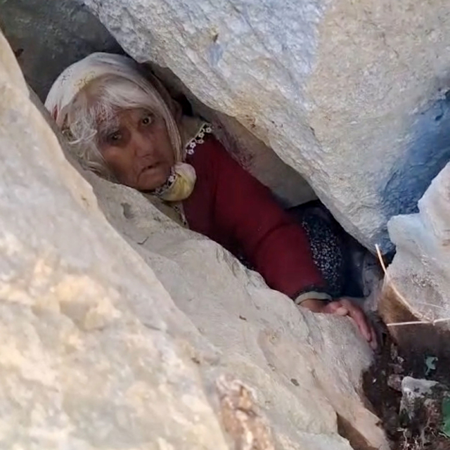 Hayvan otlatmaya çıkıp kayboldu, kayalıklardaki yarığa düşüp halde bulundu