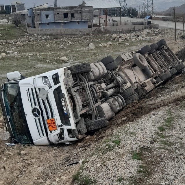 Şırnak'ta atık su tankeri devrildi, sürücü yaralandı