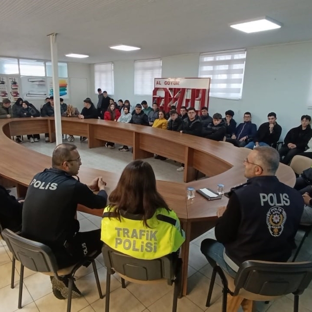 Karasu'da lise öğrencilerine polislik mesleği anlatıldı