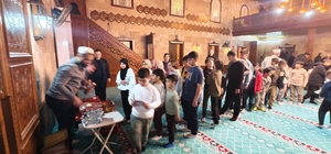 Manisa'da teravih sonrası çocuklara sürpriz
Teravih namazı için camiye gele...