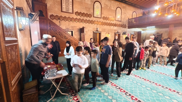 Manisa'da teravih sonrası çocuklara sürpriz
Teravih namazı için camiye gelen çocuklara Müftü Kabukçu çeşitli hediyeler dağıttı