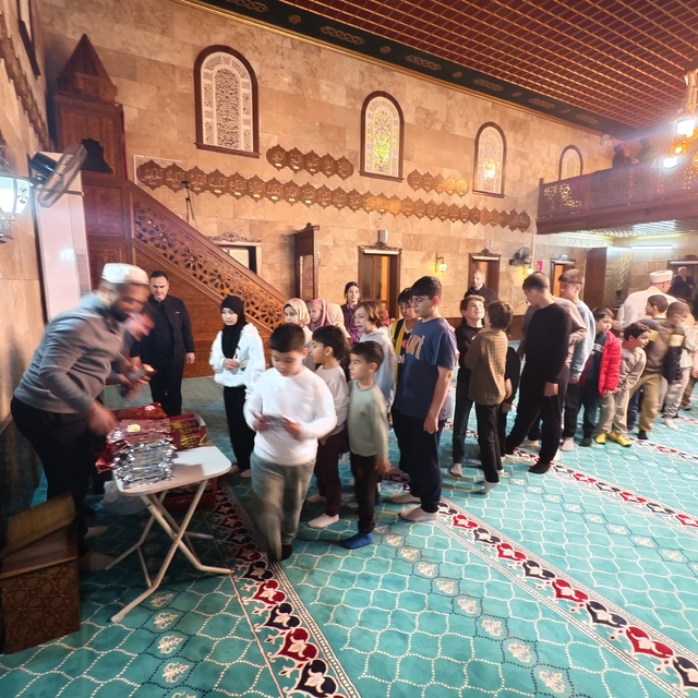 Manisa'da teravih sonrası çocuklara sürpriz
Teravih namazı için camiye gele...