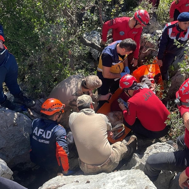 Antalya'da kaybolan 80 yaşındaki yaşlı kadın dağda kayalıklar arasında bulu...