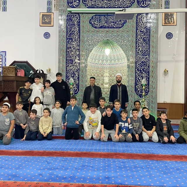 Minik kalpler camide buluştu: Tepebaşı'nda maneviyat ve oyun bir arada
Cami...