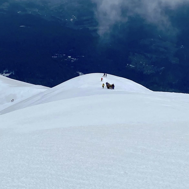 Uludağ'ın zirvesindeki donmuş Türk Bayrağını dağcılar değiştirdi