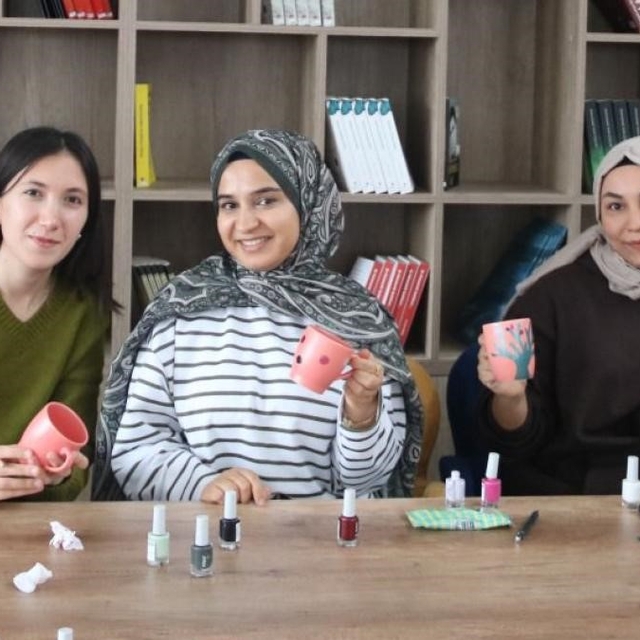 Öğrenciler kupa boyama etkinliğinde bir araya geldi