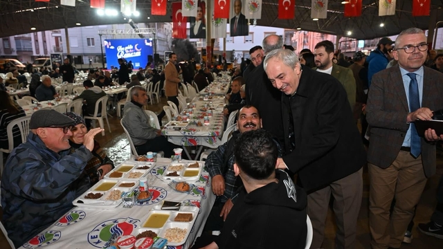 Kepez'de Ramazan bereketi iftar sofraları kuruldu, lokmalar dağıtıldı