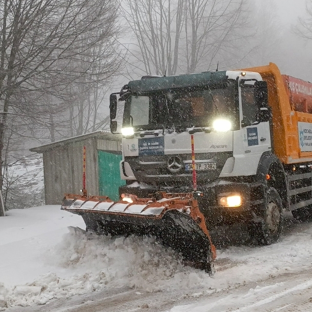 Bolu ve Kocaeli'nin yüksek kesimlerinde kar yağışı aralıklarla etkili oluyo...