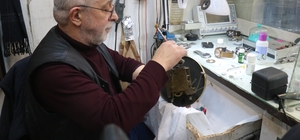 Saat sevdasından yurt dışı eğitimini bıraktı: Yıllardır zamana sevgiyle aya...