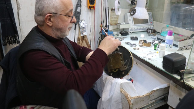 Saat sevdasından yurt dışı eğitimini bıraktı: Yıllardır zamana sevgiyle ayar veriyor
Çocuk yaşta başladığı mesleğine yarım asırdır devam ediyor