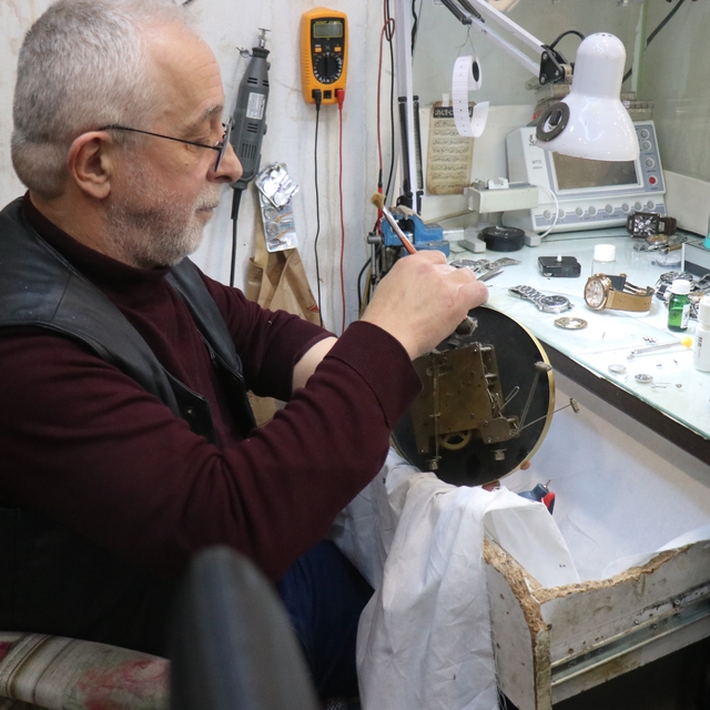 Saat sevdasından yurt dışı eğitimini bıraktı: Yıllardır zamana sevgiyle aya...