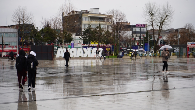 Sakarya'da şehir merkezinde yağmur, yüksek kesimlerde kar etkili oluyor