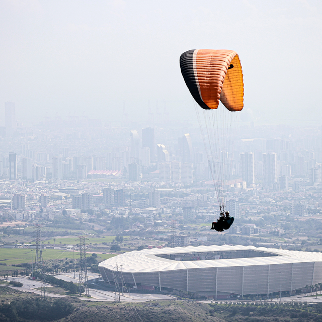 Mersin'de özel gereksinimli çocuklar yamaç paraşütü heyecanı yaşadı