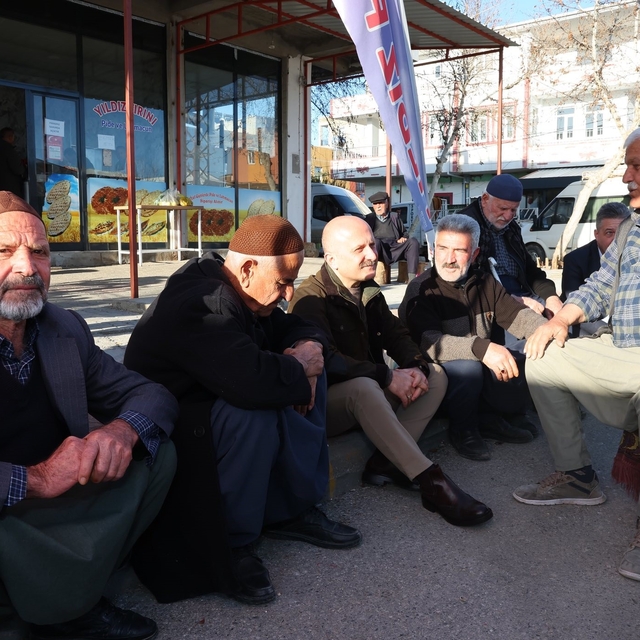 Vali Osman Varol semt pazarında vatandaş ve pazarcılarla buluştu