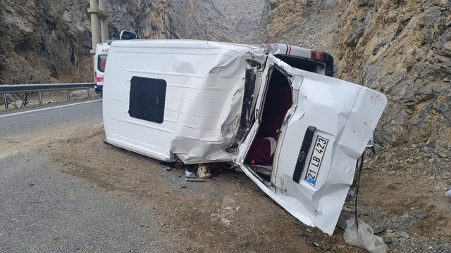 Hakkari-Çukurca kara yolunda minibüs takla attı: 1'i ağır 4 yaralı