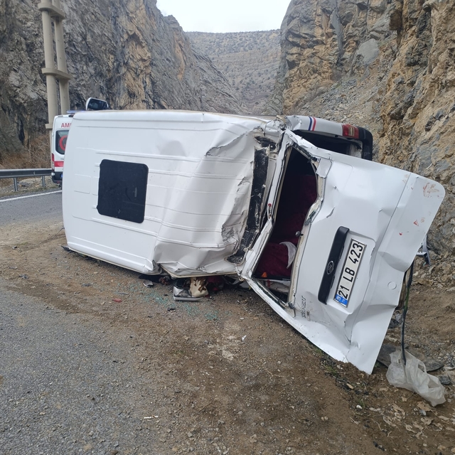 Hakkari-Çukurca kara yolunda minibüs takla attı: 1'i ağır 4 yaralı