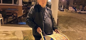 'Şapkalı muhtar' yine şapka çıkarttı: Davulcu bulamayan muhtar kendisi çalm...