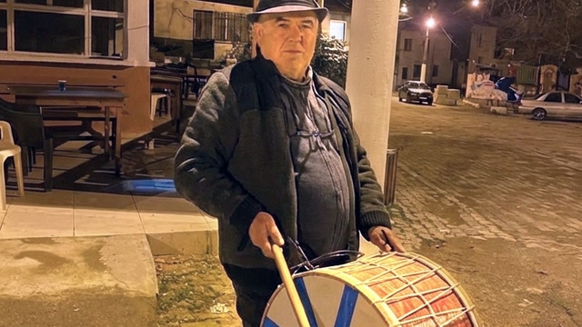 'Şapkalı muhtar' yine şapka çıkarttı: Davulcu bulamayan muhtar kendisi çalmaya başladı