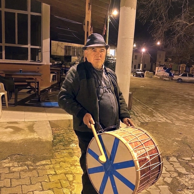 'Şapkalı muhtar' yine şapka çıkarttı: Davulcu bulamayan muhtar kendisi çalm...