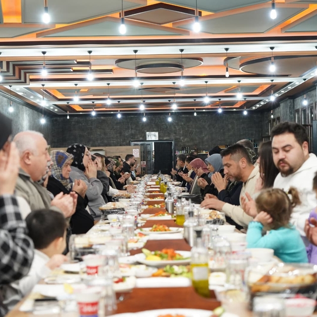 Bilecik'in ilçelerinde Ramazan iftarlarında şehit yakınları ve gaziler unut...