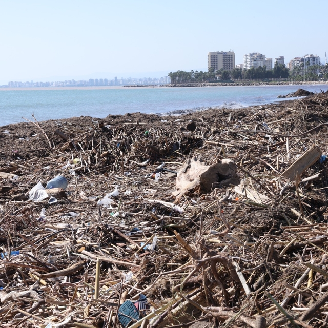 Mersin'de sağanağın etkisiyle balçık biriken Millet Bahçesi sahili temizliy...