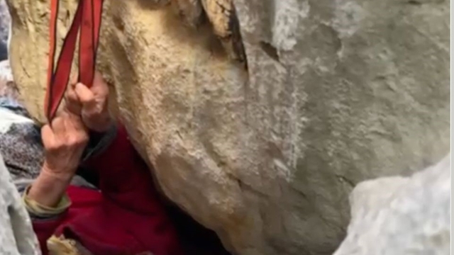 Keçilerin peşinden gidip kaya yarığına sıkışan Ayşe teyze komşularını dinlememiş
Ölümle burun buruna geçen 24 saatin ardından hastanede tedavi altına alındı
Oğlu Süleyman Şahin:
"Ben böyleyim diyerek espri yaptı, bizi güldürdü"