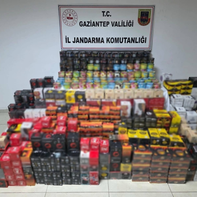 Gaziantep'te 1,5 milyon TL değerinde kaçak nargile tütünü ve kömürü ele geç...