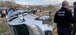 Hafif ticari araç şarampole devrildi: 1 yaralı