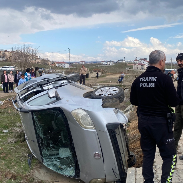 Hafif ticari araç şarampole devrildi: 1 yaralı