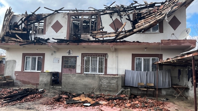 Amasya'da iki katlı evde çıkan yangın itfaiye ekiplerince söndürüldü