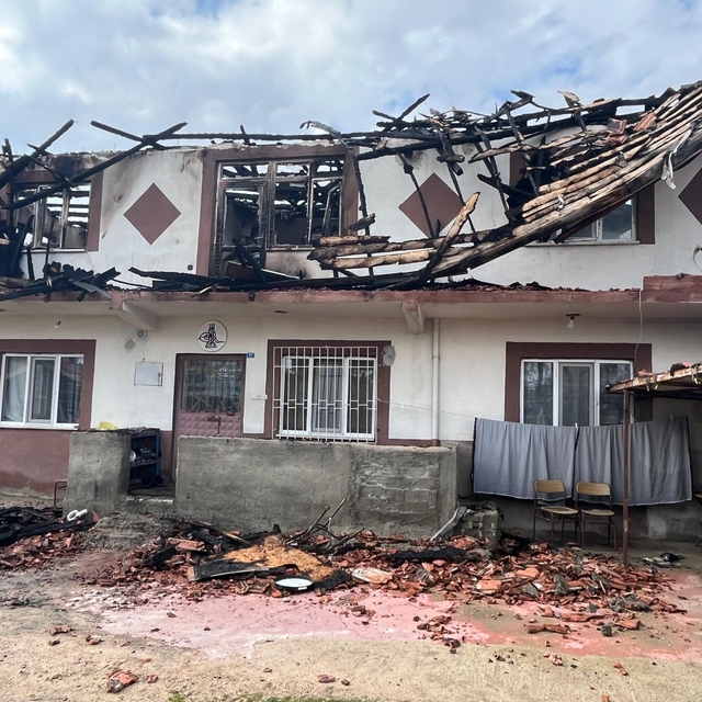 Amasya'da iki katlı evde çıkan yangın itfaiye ekiplerince söndürüldü