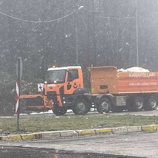 D-100 kara yolu Bolu Dağı geçişinde kar yağışı etkili oluyor