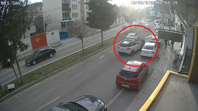 Mardin'de cipin çarptığı öğretmen yaralandı; kaza kamerada