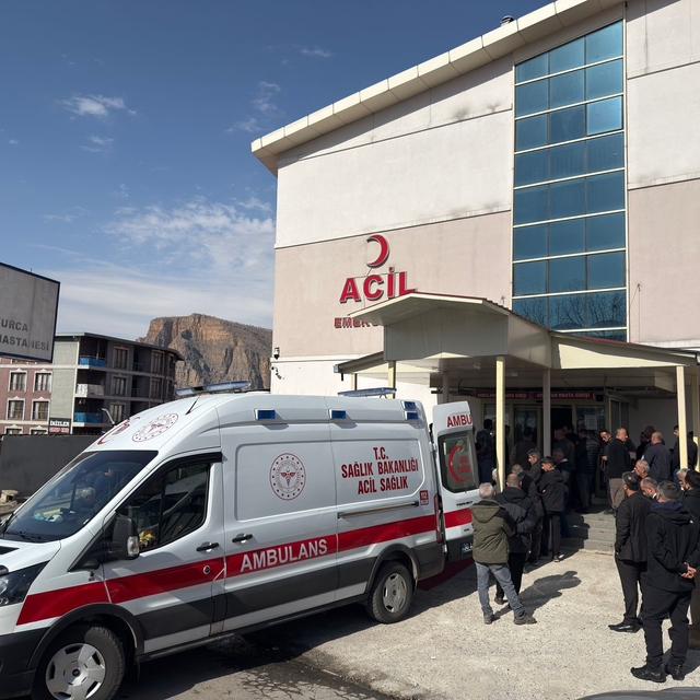 Çukurca'da trafik kazası: 8 yaralı