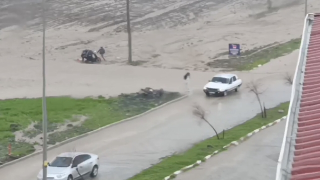 Osmaniye'de sağanak; yollar göle döndü