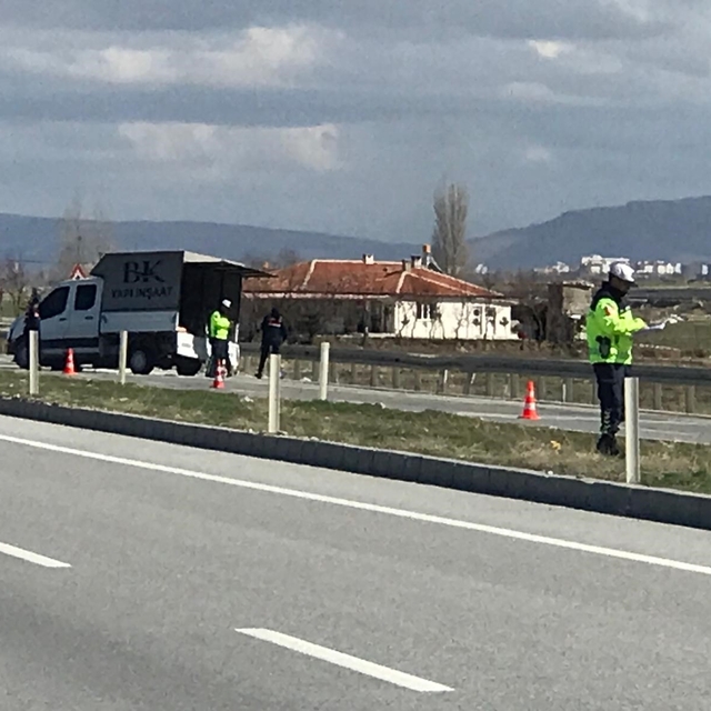 Kontrolden çıkan kamyonet bariyerlere çarptı: 1 yaralı