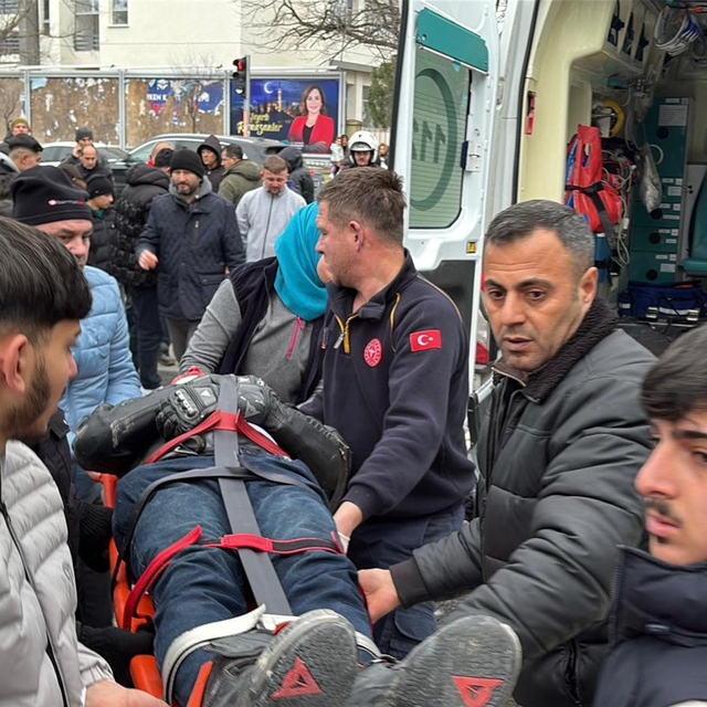 Otomobille çarpışan motosikletin sürücüsü ağır yaralandı