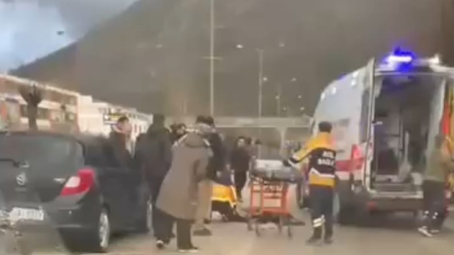 Yaya geçidinde elektrikli bisiklete otomobil çarptı; 1 yaralı