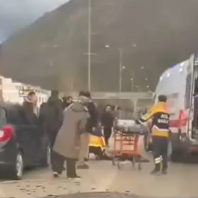 Yaya geçidinde elektrikli bisiklete otomobil çarptı; 1 yaralı