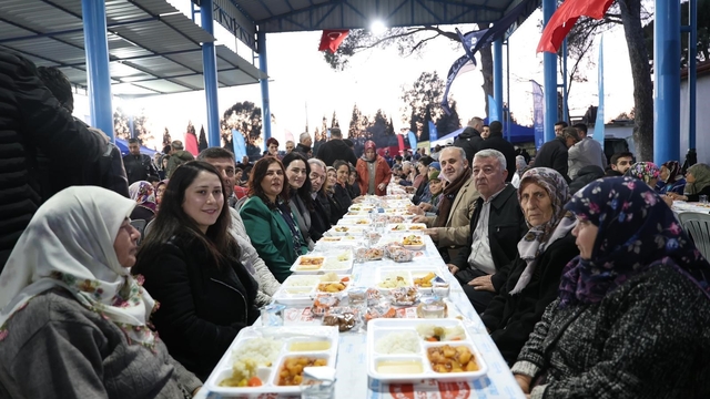 Başkan Çerçioğlu İncirliova'da kurulan iftar sofrasında vatandaşlarla bir araya geldi