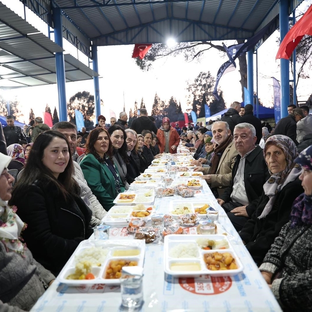 Başkan Çerçioğlu İncirliova'da kurulan iftar sofrasında vatandaşlarla bir a...