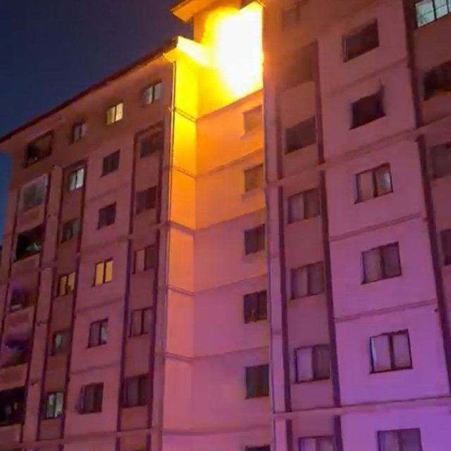 Hatay'da apartmanın en üst katında yangın: 13 kişi dumandan etkilendi