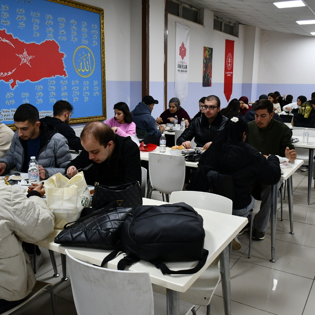 Diyarbakır Vakıflar Bölge Müdürlüğü Batman'da 800 öğrenciye iftar programı...