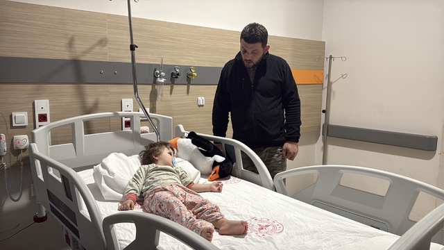 Gürültü tartışmasında komşusu tarafından, kucağındaki 14 aylık bebeğiyle darbedildi